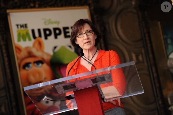 Lisa Henson, présidente de la Henson Company prononce un discours en mars 2012 lors de l'arrivée des Muppets sur le célèbre Hollywood Walk of fame. 20 mars 2012