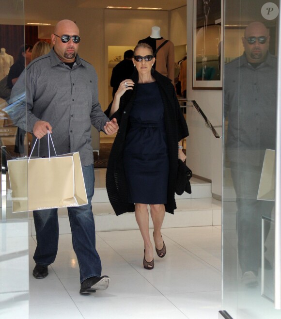 La chanteuse Céline Dion fait du shopping dans un magasin Michael Kors avec son garde du corps à Beverly Hills (Los Angeles), le 13 février 2014.