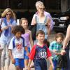 Heidi Klum regarde ses enfants Leni, Henry, Johan et Lou jouer au football à Brentwood, Le 15 février 2014.