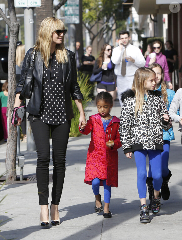Heidi Klum se balade avec ses enfants dans les rues de Beverly Hills, le 16 février 2014.