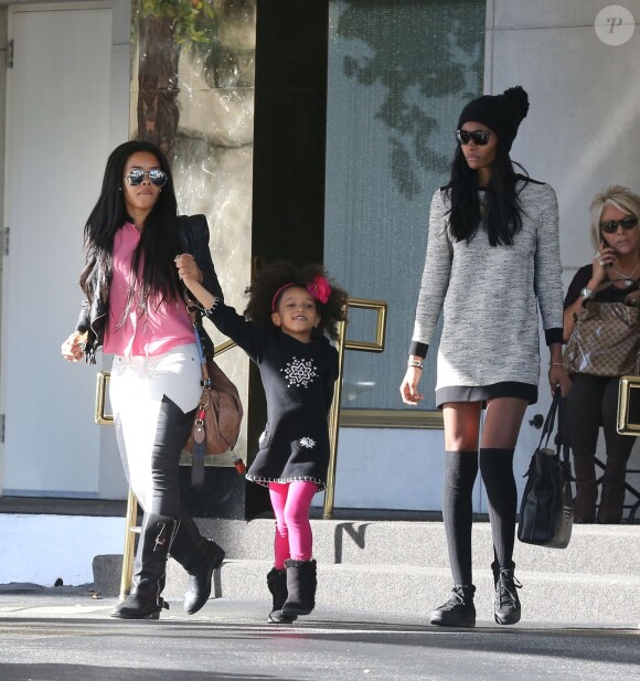 Angela et Vanessa Simmons se promènent à Beverly Hills, le 10 décembre 2012.
