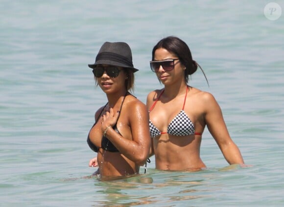 Les soeurs Simmons sur une plage à Miami, le 1er octobre 2011.