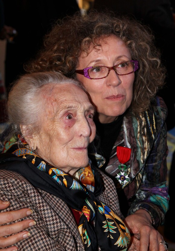 Mireille Dumas et sa mère Anne à Paris, le 12 décembre 2011.