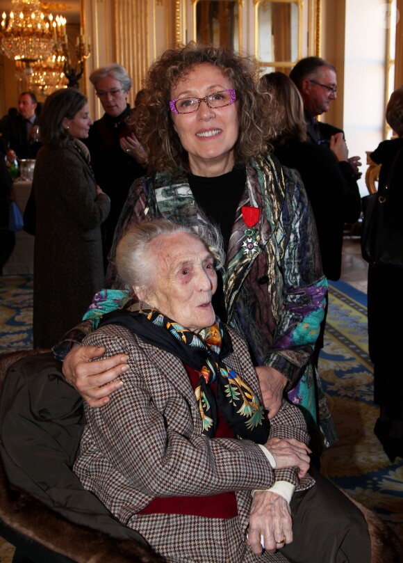 Mireille Dumas en compagnie de sa mère à Paris, le 12 décembre 2011.