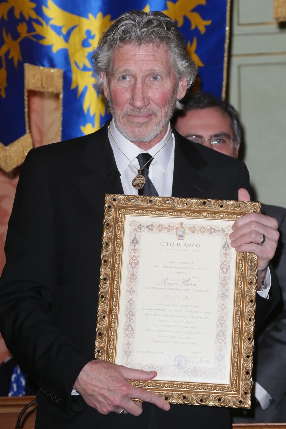 Roger Waters de Pink Floyd est fait citoyen d'honneur d'Anzio en Italie, le 18 février 2014, par le maire Luciano Bruschini. Il vient inaugurer un monument consacré à son père Eric Fletcher Waters, le 18 février 2014, soit 70 ans après sa mort durant la Seconde Guerre mondiale.
