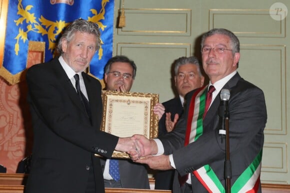 Roger Waters de Pink Floyd est fait citoyen d'honneur d'Anzio (Italie), le 18 février 2014, par le maire Luciano Bruschini. Il vient inaugurer un monument consacré à son père Eric Fletcher Waters, le 18 février 2014, soit 70 ans après sa mort durant la Seconde Guerre mondiale.