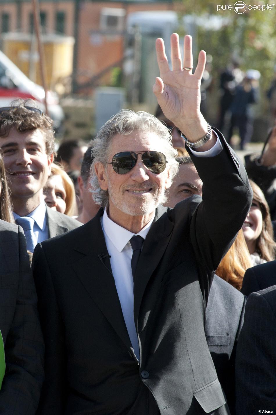 Roger Waters de Pink Floyd inaugure un monument consacré à son père Eric Fletcher Waters, le 18 février 2014, 70 ans jour pour jour après sa mort durant la Seconde Guerre mondiale, à Anzio en Italie.