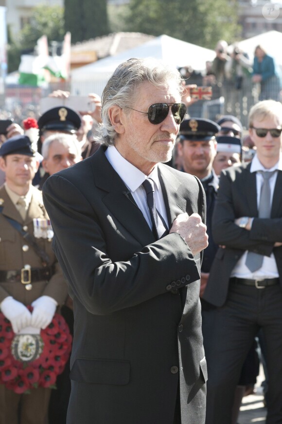 Roger Waters de Pink Floyd inaugure un monument consacré à son père Eric Fletcher Waters, le 18 février 2014, soit 70 ans après sa mort durant la Seconde Guerre mondiale, à Anzio en Italie.