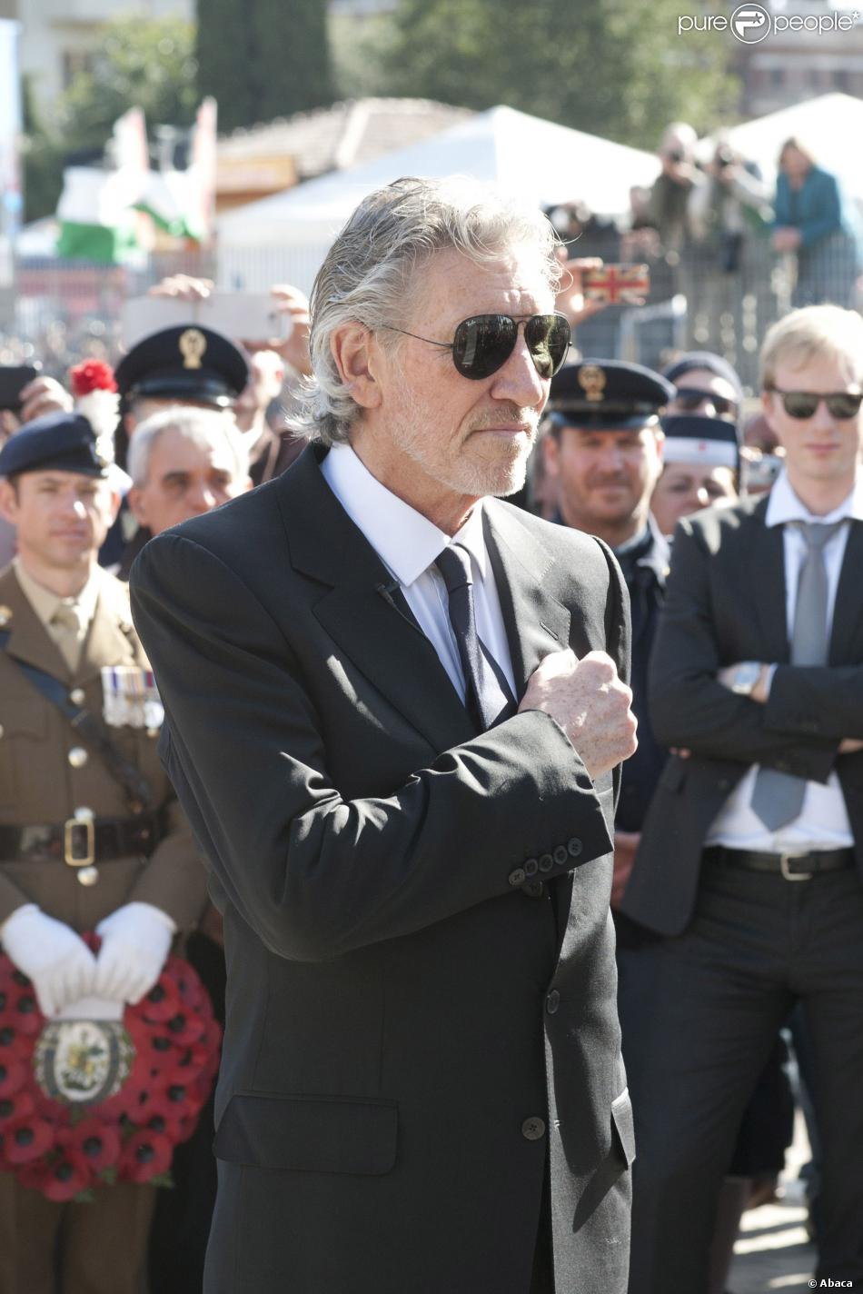 Roger Waters de Pink Floyd inaugure un monument consacré à son père Eric Fletcher Waters, le 18 février 2014, soit 70 ans après sa mort durant la Seconde Guerre mondiale, à Anzio en Italie.