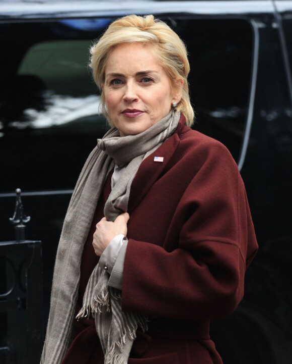 Sharon Stone radieuse, sur le tournage de la série "Agent X" à Vancouver, le 20 février 2014. Elle joue le rôle de la 1re femme vice-présidente des Etats-Unis.