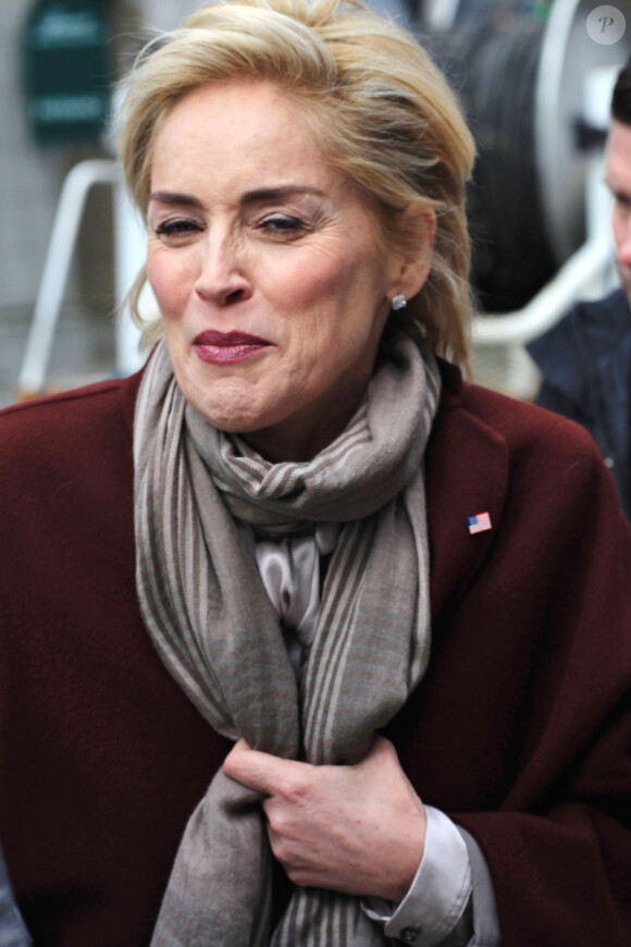 Sharon Stone, ridée mais radieuse, sur le tournage de la série "Agent X" à Vancouver, le 20 février 2014. Elle joue le rôle de la 1re femme vice-présidente des Etats-Unis.