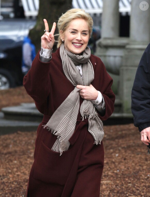 Sharon Stone divine et heureuse sur le tournage de la série "Agent X" à Vancouver, le 20 février 2014. Elle joue le rôle de la 1re femme vice-présidente des Etats-Unis.