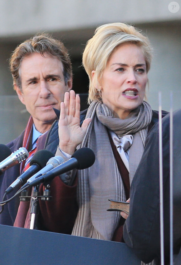 Sharon Stone prête serment sur le tournage de la série "Agent X" à Vancouver, le 20 février 2014.