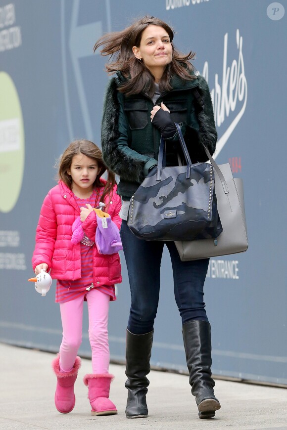 L'actrice Katie Holmes accompagne sa fille Suri à la patinoire pour un après-midi avec des copines, à New York, le 9 février 2014.