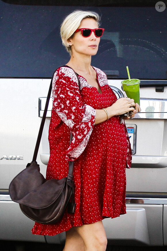 Elsa Pataky (enceinte) dans les rues de Los Angeles, le 21 février 2014.