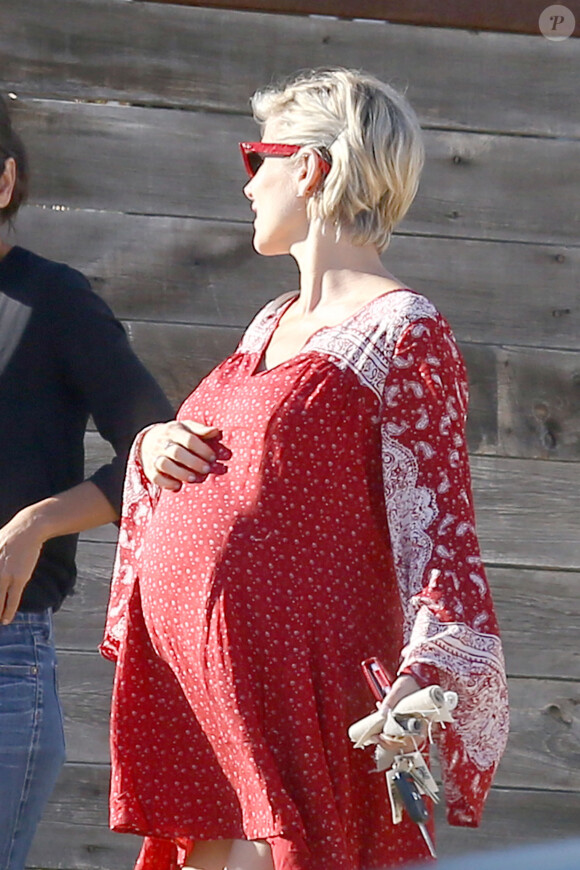 Elsa Pataky (enceinte) dans les rues de Los Angeles, le 21 février 2014.