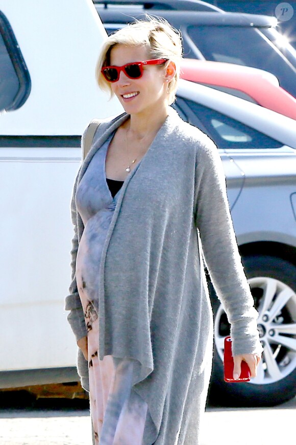Elsa Pataky (enceinte) dans les rues de Los Angeles, le 19 février 2014.