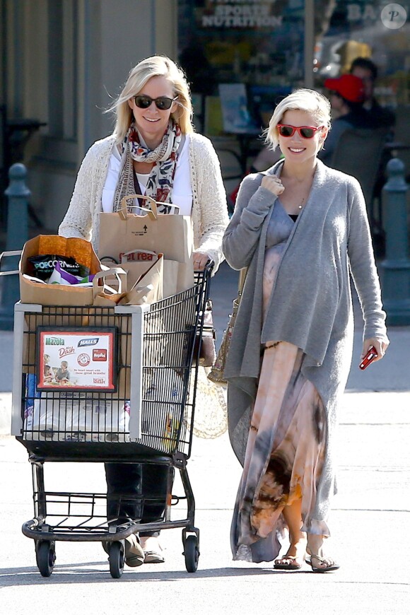 Elsa Pataky (enceinte) en compagnie de sa belle-mère dans les rues de Los Angeles, le 19 février 2014.