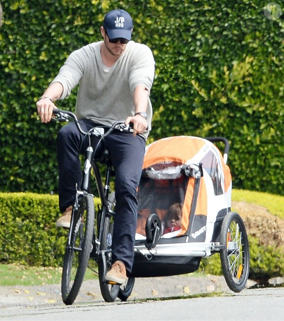 Chris Hemsworth emmène sa fille India faire du vélo à Malibu, Los Angeles, le 19 février 2014.