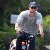 Chris Hemsworth à vélo dans les rues de Malibu (Los Angeles) avec sa fille, India, le 19 février 2014.