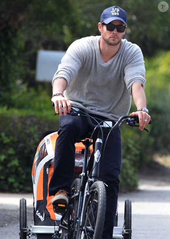 Chris Hemsworth à vélo dans les rues de Malibu (Los Angeles) avec sa fille, India, le 19 février 2014.