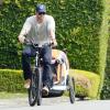 Chris Hemsworth à vélo dans les rues de Malibu (Los Angeles) avec sa fille, India, le 19 février 2014.