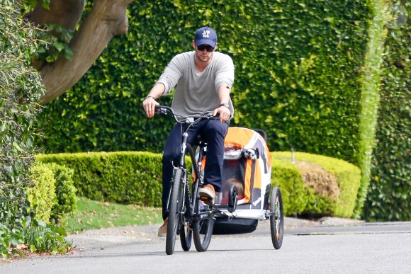 Chris Hemsworth à vélo dans les rues de Malibu (Los Angeles) avec sa fille, India, le 19 février 2014.