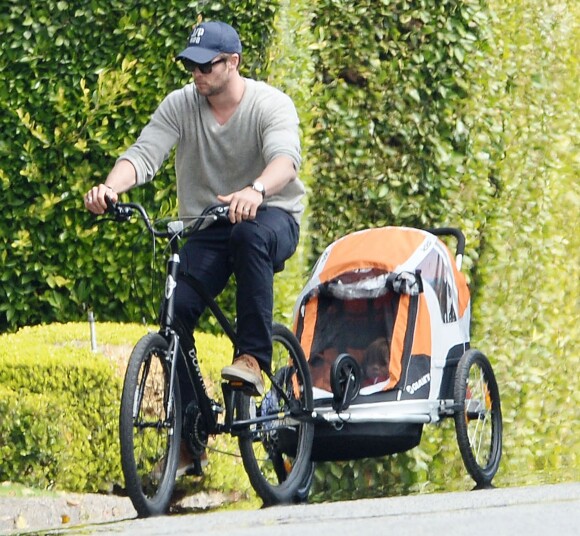 Chris Hemsworth à vélo dans les rues de Malibu (Los Angeles) avec sa fille, India, le 19 février 2014.