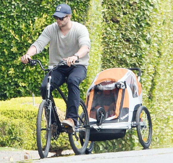 Chris Hemsworth à vélo dans les rues de Malibu (Los Angeles) avec sa fille, India, le 19 février 2014.