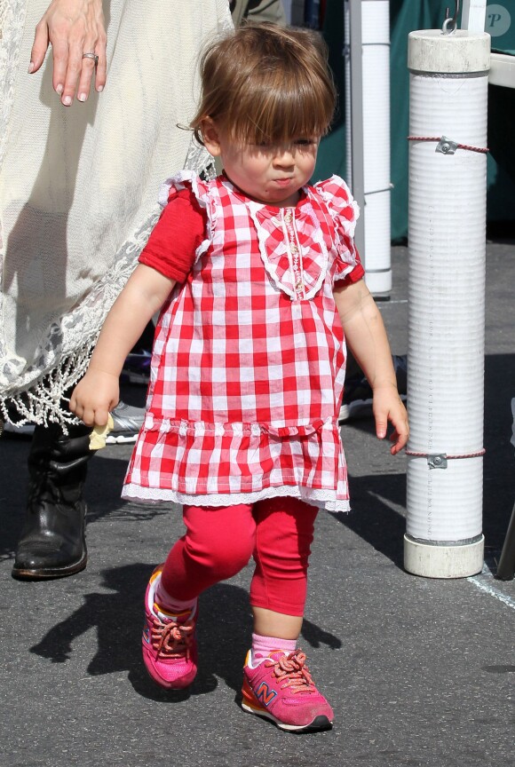 Elsa Pataky, enceinte, se rend au Farmers Market avec sa fille India et sa belle-mère Leonie à Malibu, le 16 février 2014.