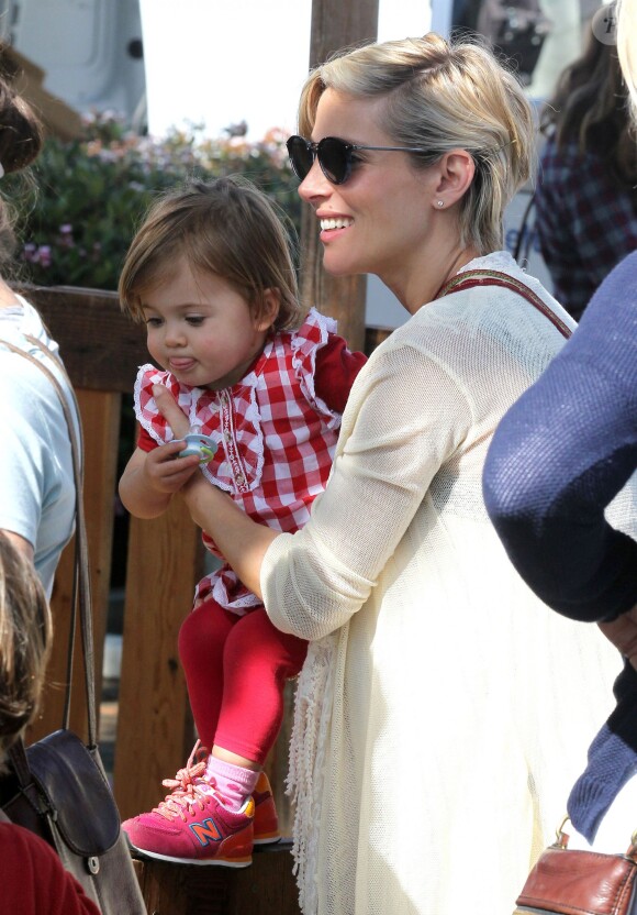 Exclusif - Elsa Pataky, enceinte, se rend au Farmers Market avec sa fille India et sa belle-mère Leonie à Malibu, le 16 février 2014.