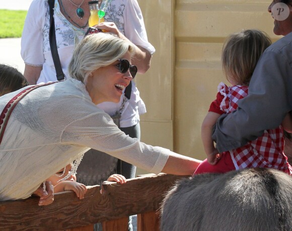 Exclusif - Elsa Pataky, enceinte, se rend au Farmers Market avec sa fille India et sa belle-mère Leonie à Malibu, le 16 février 2014.