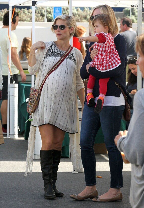 Elsa Pataky, enceinte, se rend au Farmers Market avec sa fille India et sa belle-mère Leonie à Malibu, le 16 février 2014.