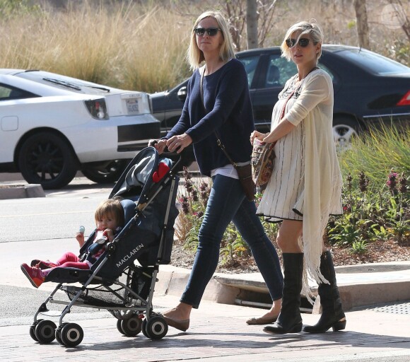 Elsa Pataky, enceinte, se rend au Farmers Market avec sa fille India et sa belle-mère Leonie à Malibu, le 16 février 2014.