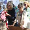Exclusif - Elsa Pataky, enceinte, se rend au Farmers Market avec sa fille India et sa belle-mère Leonie à Malibu, le 16 février 2014.