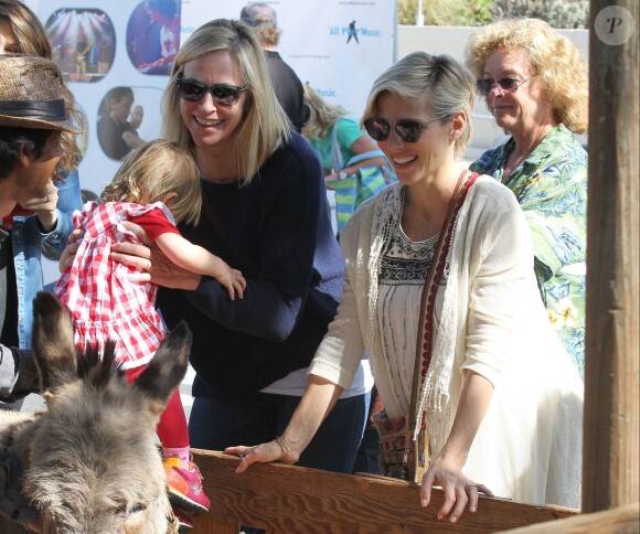 Exclusif - Elsa Pataky, enceinte, se rend au Farmers Market avec sa fille India et sa belle-mère Leonie à Malibu, le 16 février 2014.
