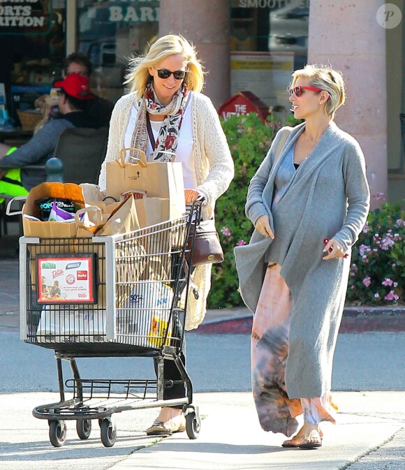 Elsa Pataky très enceinte, va faire des courses avec sa belle-mère à Malibu, le 19 février 2014.