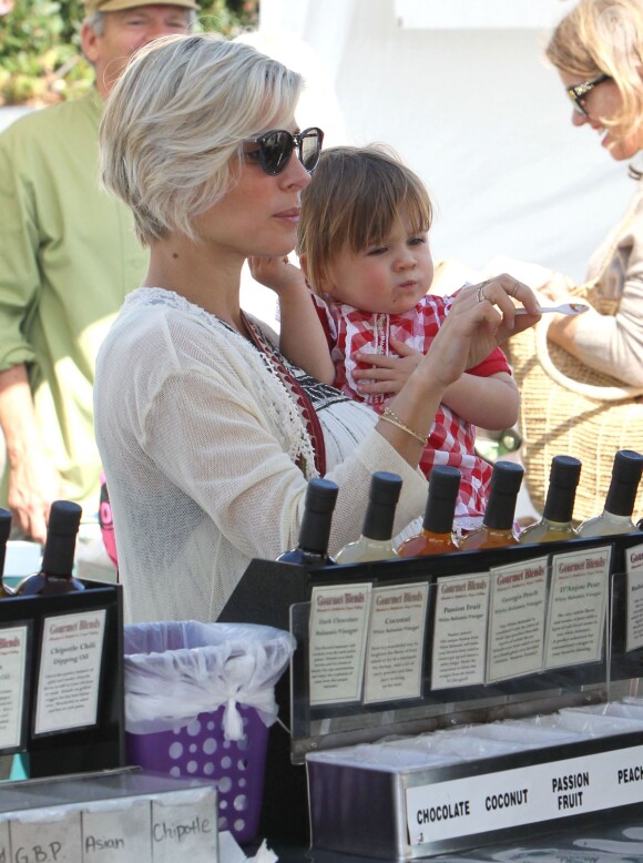 Elsa Pataky enceinte se rend au Farmers Market avec sa fille India et sa belle-mère Leonie à Malibu, le 16 février 2014.
