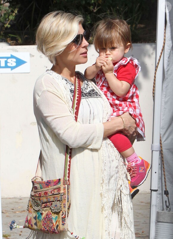 Elsa Pataky enceinte se rend au Farmers Market avec sa fille India et sa belle-mère Leonie à Malibu, le 16 février 2014.