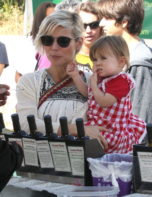 Elsa Pataky enceinte se rend au Farmers Market avec sa fille India et sa belle-mère Leonie à Malibu, le 16 février 2014.