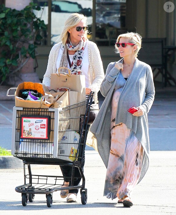 Elsa Pataky très enceinte, va faire des courses avec sa belle-mère à Malibu, le 19 février 2014.