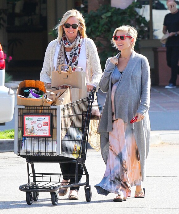 Elsa Pataky très enceinte, va faire des courses avec sa belle-mère à Malibu, le 19 février 2014.