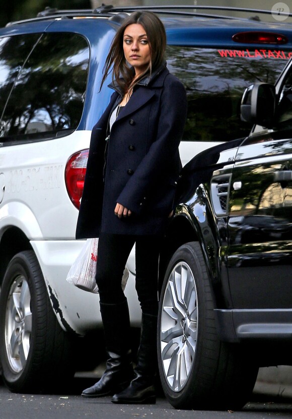 Exclusif - Mila Kunis sort de chez sa mère à Los Angeles, le 4 février 2014.
