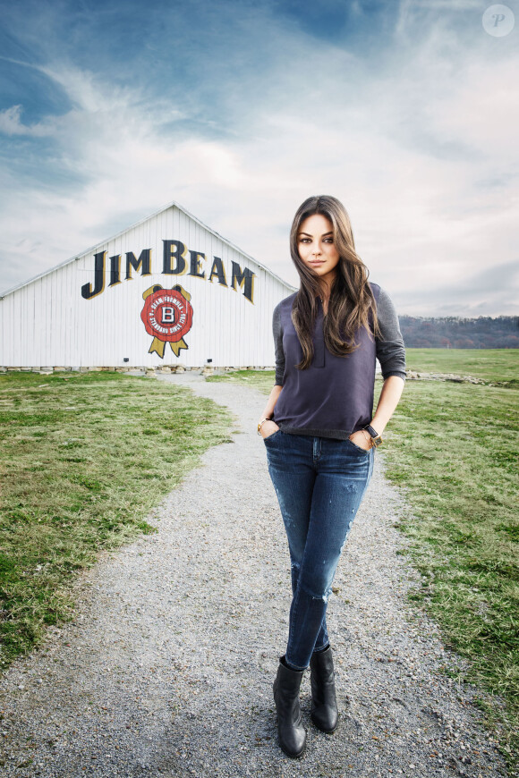 Mila Kunis dans la campagne de publicité pour la marque de whisky Jim Beam. Le 29 janvier 2014.