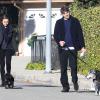 Ashton Kutcher et sa petite amie Mila Kunis promènent leurs chiens de bon matin à Los Angeles, le 13 janvier 2014.