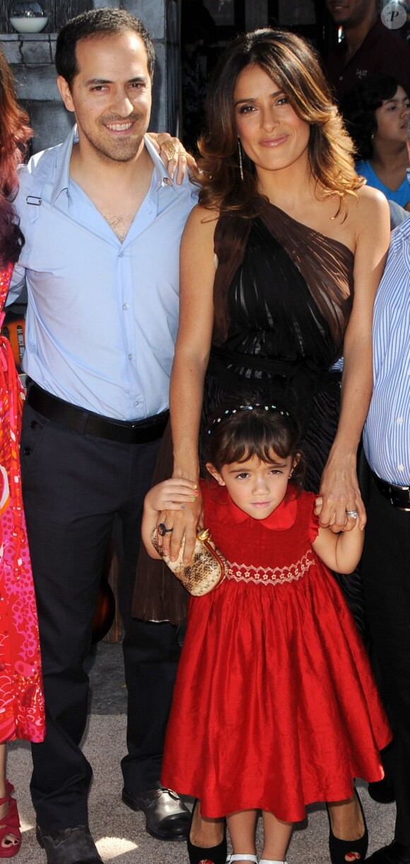 Sami Hayek, aux côtés de sa soeur Salma Hayek et de sa nièce, lors de la première du Chat Potté à Los Angeles le 23 octobre 2011.