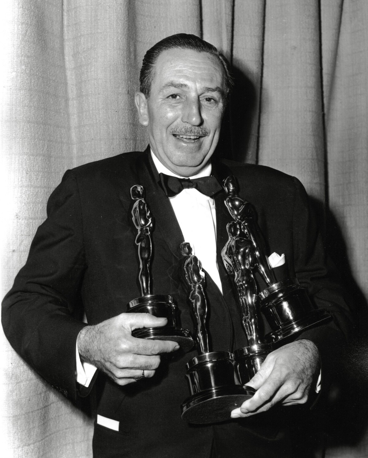 Photo Walt Disney aux Oscars 1954. Purepeople