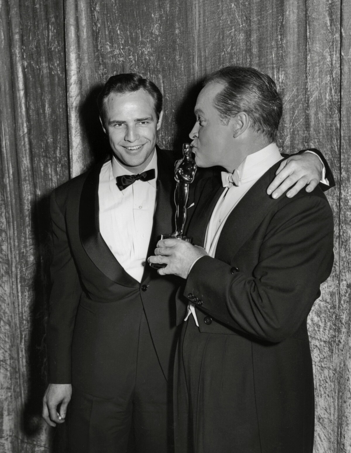 Vidéo File picture of Marlon Brando and Bob Hope at the 27th Annual Academy Awards, 1955