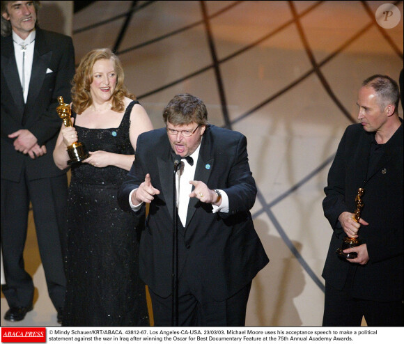 Michael Moore invective le président Bush après avoir gagné l'Oscar en 2003.