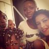 Ayem Nour, rayonnante : entourée d'enfants au Gabon dans sa nouvelle vie, le 25 février 2014